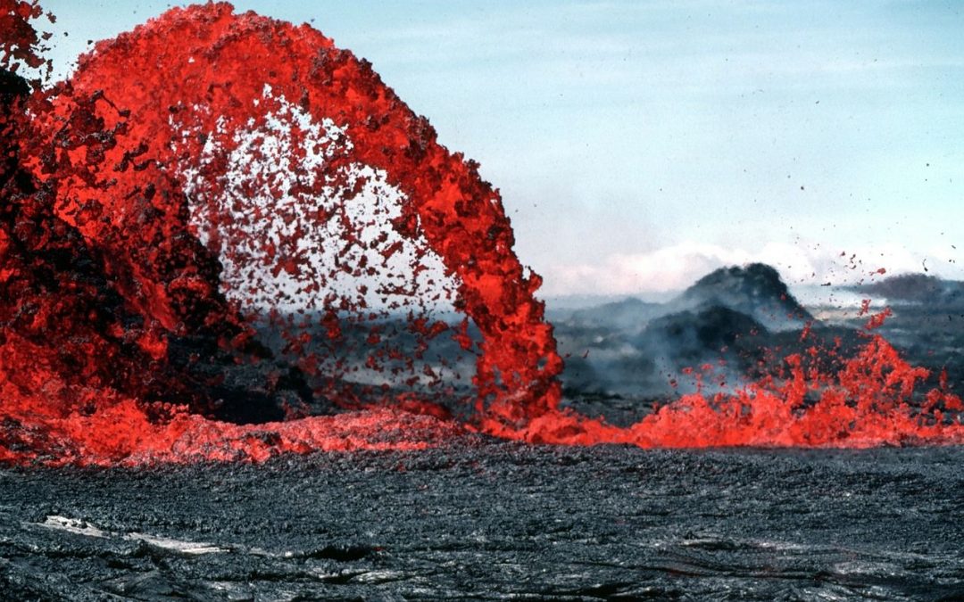 Foto de un volcán activo eyaculando lava encendida en fuego