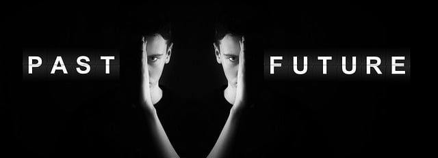 Imagen de fondo negro con la palabra "PAST" en blanco y al lado media cara de un hombre mirando al frente y al otro lado la otra mitad de la cara de ese mismo hombre y a su derecha la palabra "FUTURE" en blanco